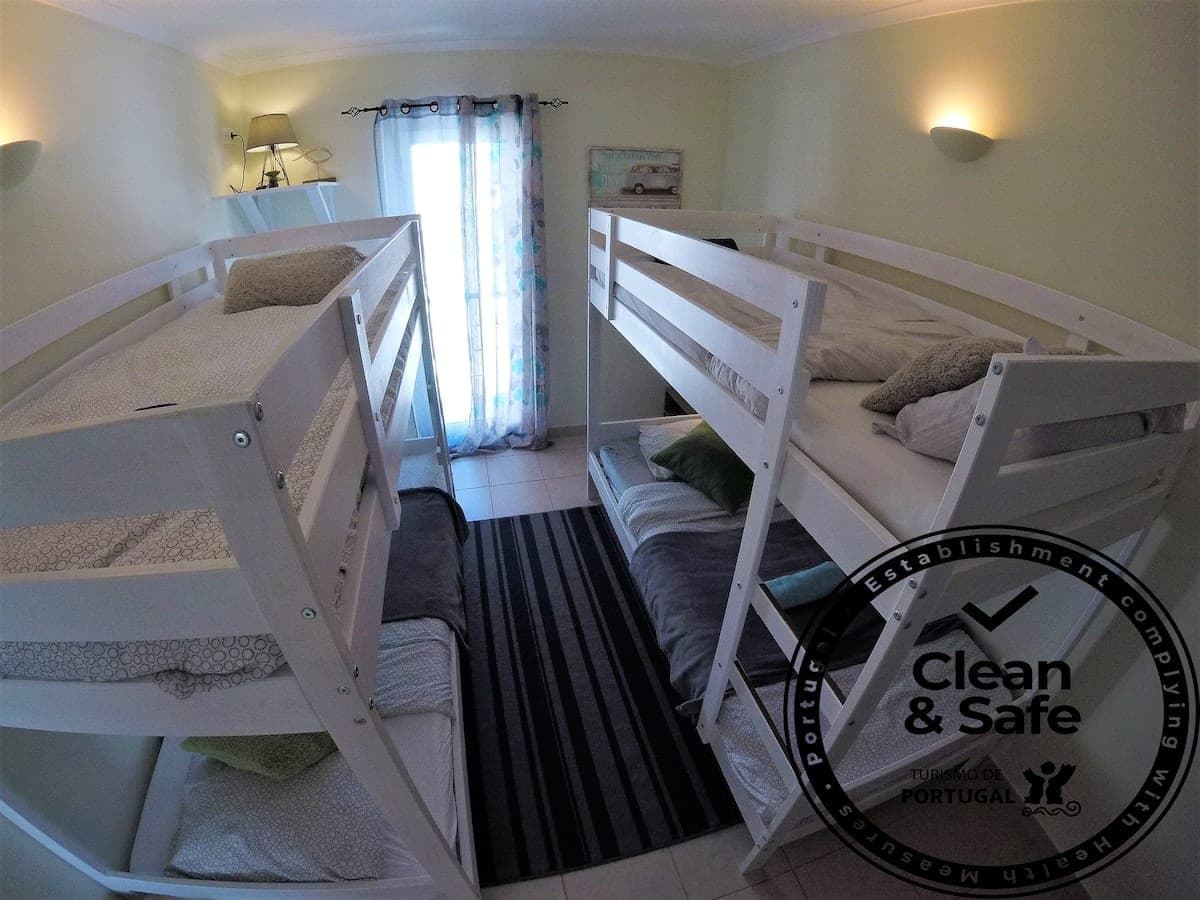 PSL1 4 bed mixed dorm /surfing lessons/surf hire